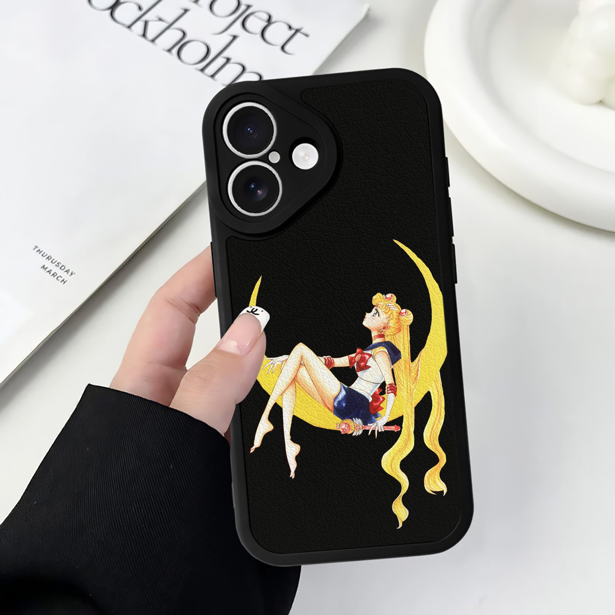 （画像用） 美少女戦士セーラームーン 月野 うさぎ つきの うさぎ Sailor Moon Tsukino Usagi 【iPhone 16シリーズ対応】シリコンスマホケース（レザー調） 材質：シリコン